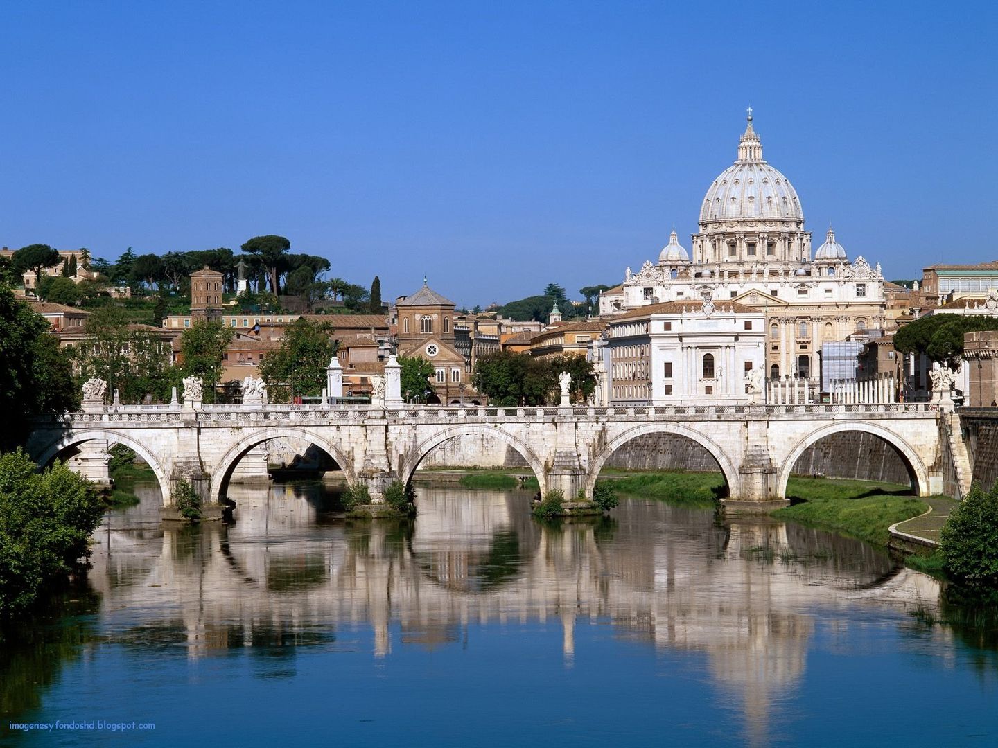 Roma, Italia. Puente romano en el Río Tíber con el Vaticano de fondo